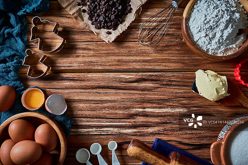 圣诞背景：制作节日饼干的配料和用具，文本预留位图片素材