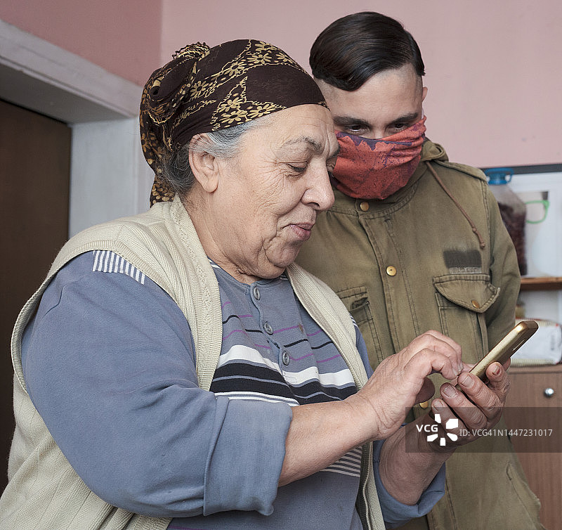 老妇人和孙子在看手机图片素材