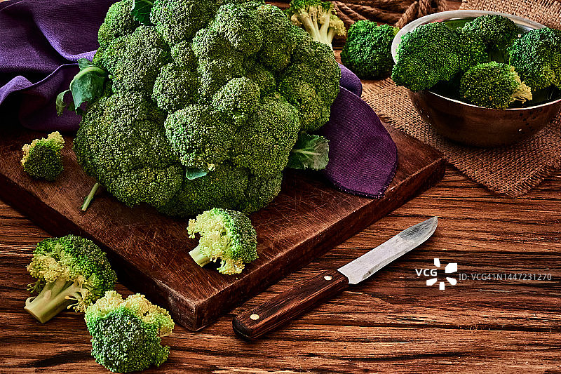 篮子里的新鲜有机西兰花图片素材