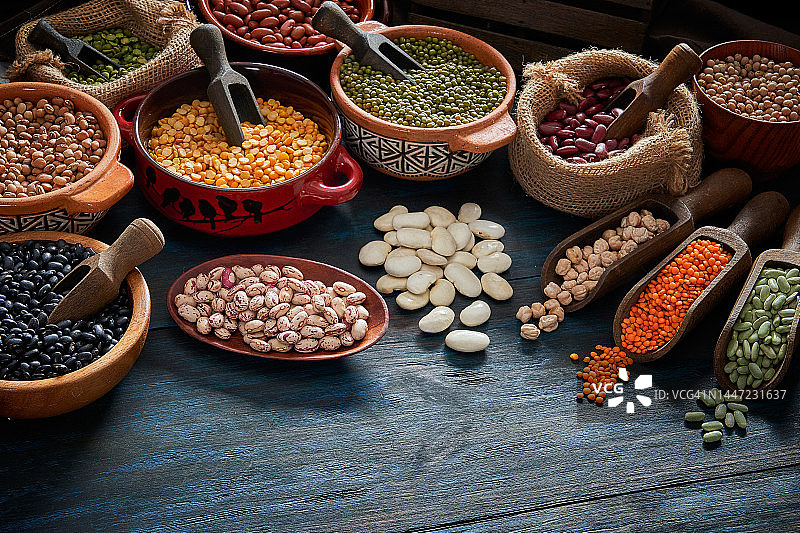 质朴木桌上的豆类图片素材