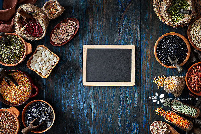 乡村木桌上的豆类图片素材