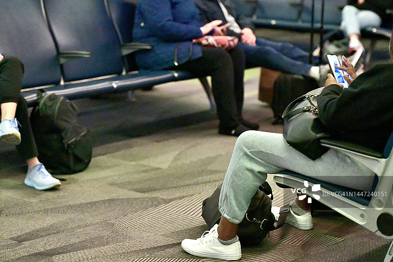 老年白人和中年黑人使用智能手机图片素材