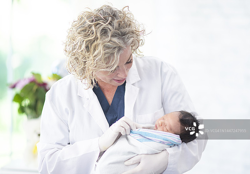 儿科医生和新生儿图片素材
