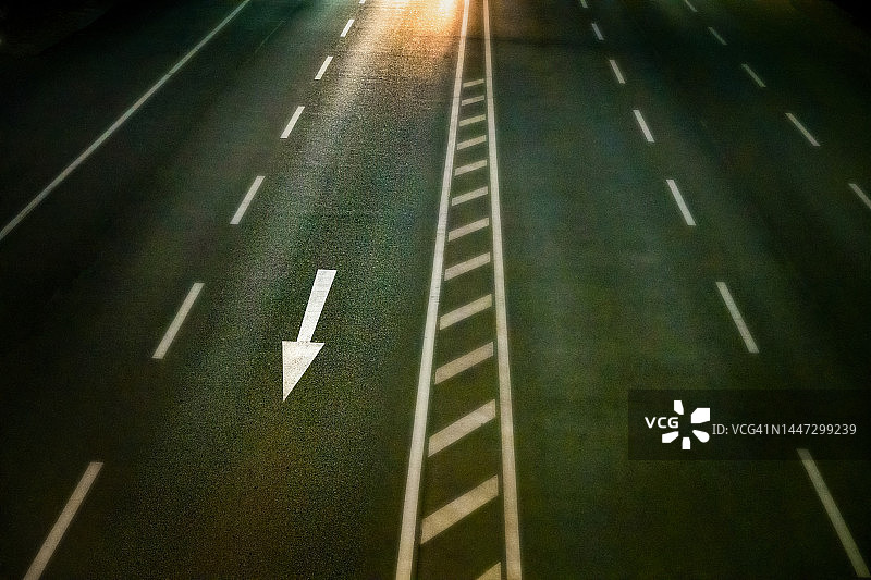 夜晚高速公路上的彩绘箭头图片素材
