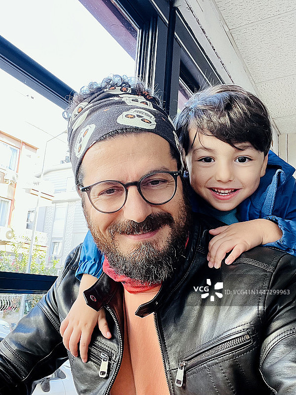 父子自画像图片素材