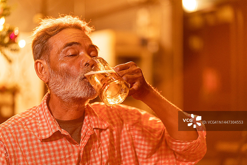 年长的男人喝啤酒图片素材