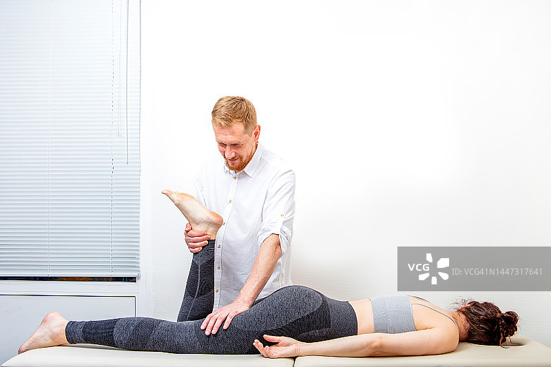 骨科医生正在治疗一位年轻女性图片素材