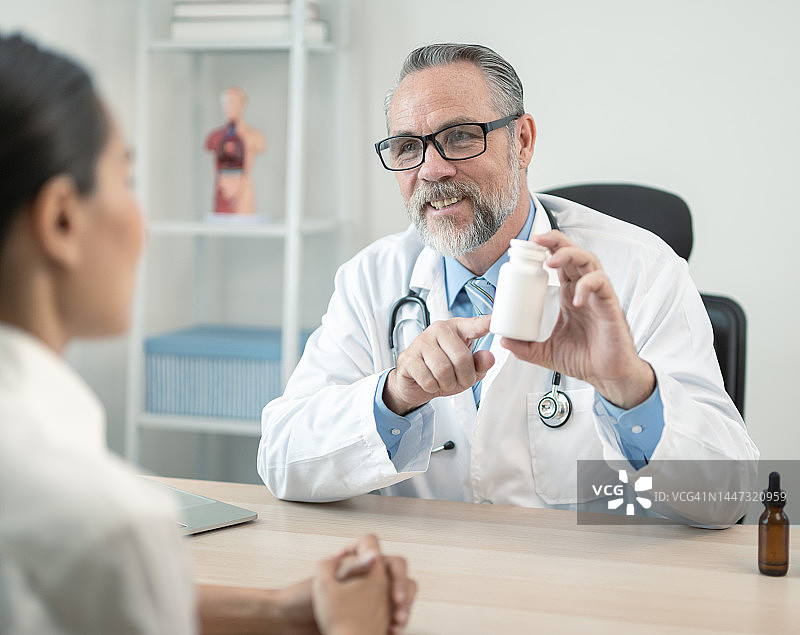 医生与病人讨论并提供用药建议图片素材
