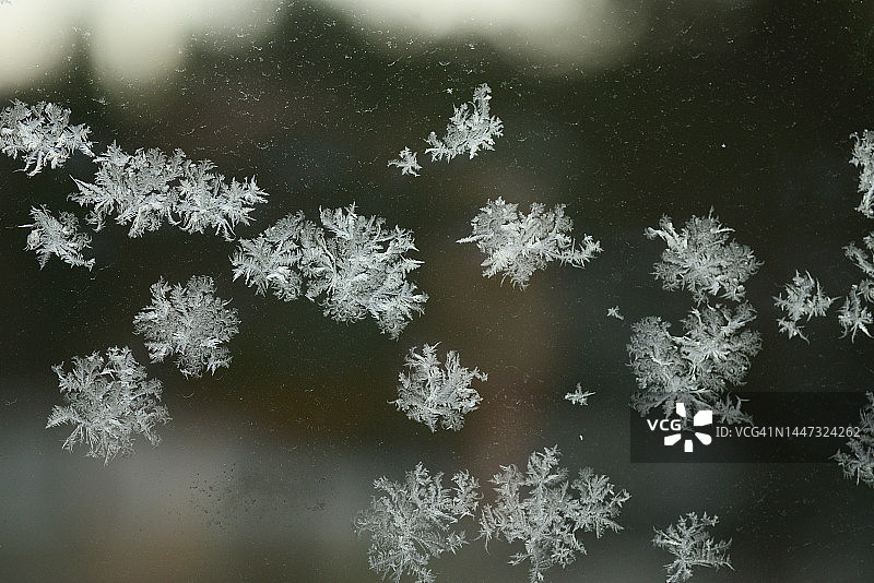 窗户上的雪花图片素材