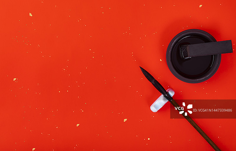 红色背景上的画笔图片素材