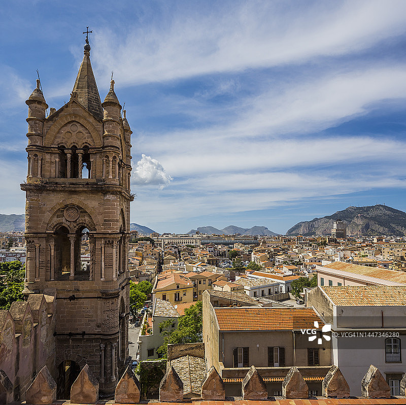 巴勒莫大教堂和城镇的钟楼图片素材