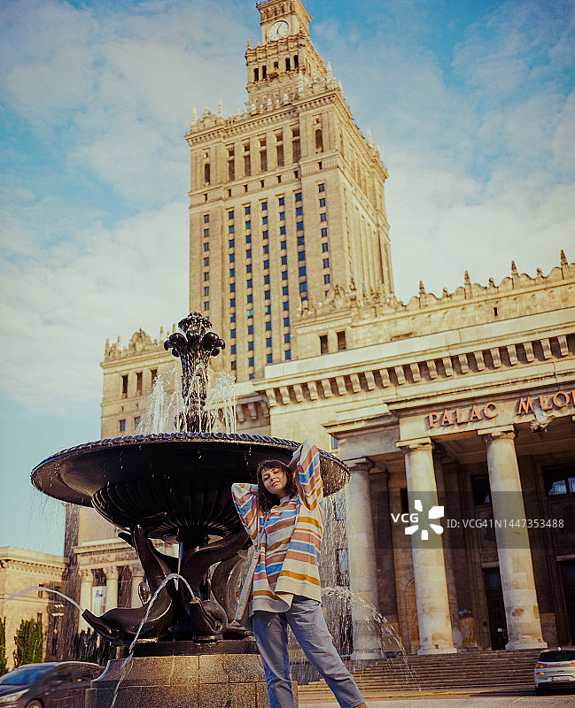 以华沙科学文化宫为背景的女人图片素材