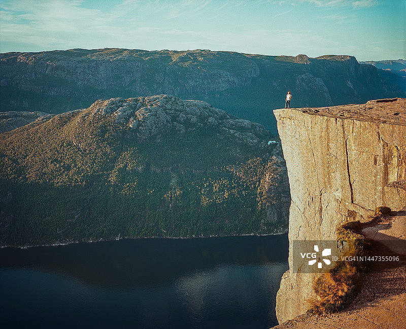 男人站在圣坛岩欣赏风景图片素材