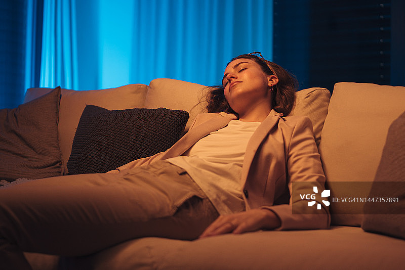 疲惫的商务女性在沙发上睡觉图片素材