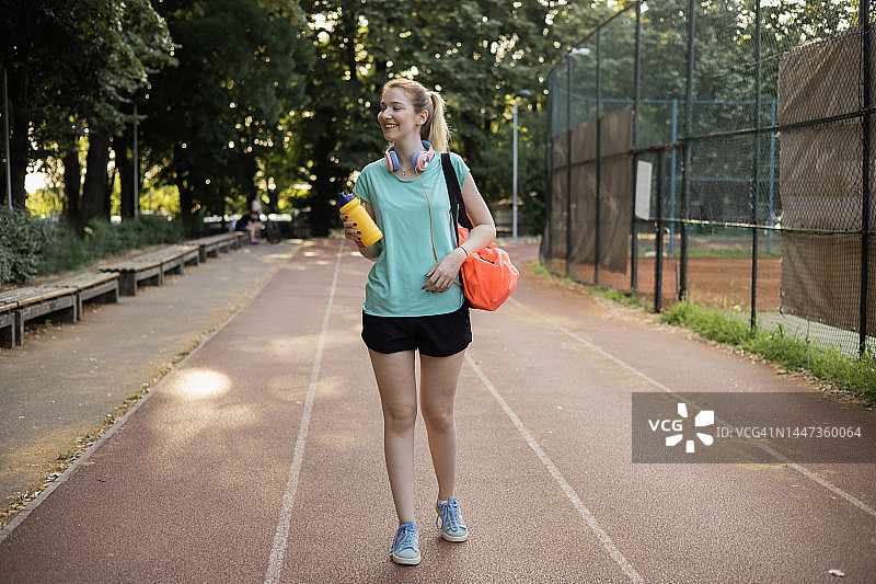 在户外训练的漂亮女孩肖像图片素材