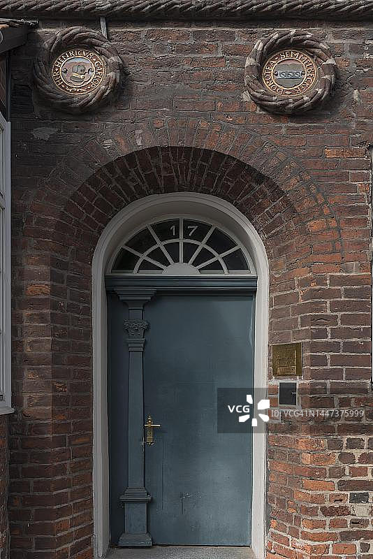 吕内堡议会Schutztruppe成员房屋的前门和徽章，16世纪，位于德国下萨克森州吕内堡的Reitende-Diener-Strasse图片素材