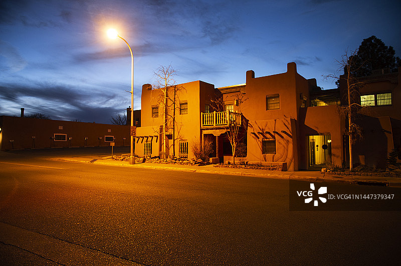 夜晚的圣塔菲城市街道图片素材