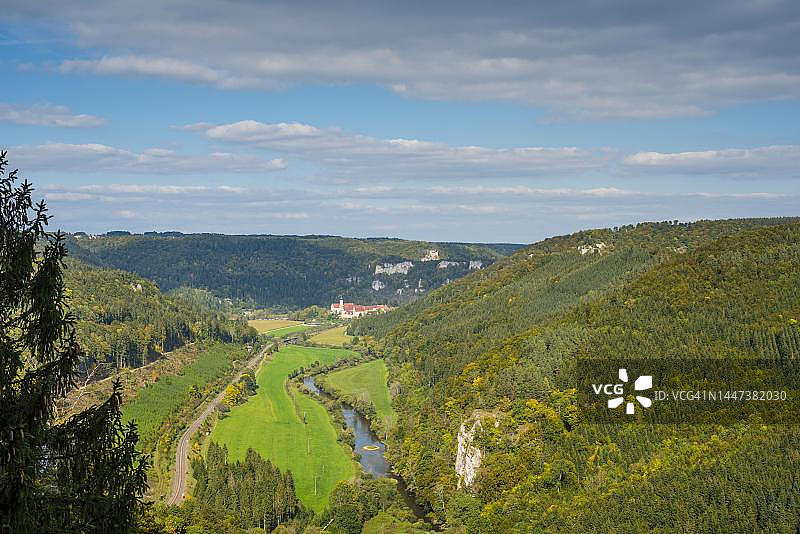 多瑙河谷上游全景，德国巴登-符腾堡州士瓦本阿尔布图片素材