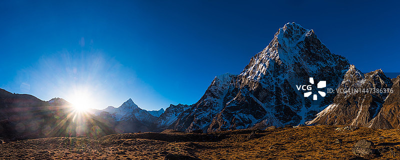喜马拉雅山脉雪峰阳光全景，尼泊尔图片素材