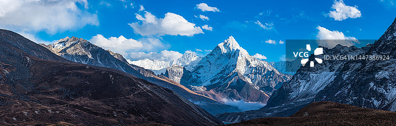 喜马拉雅山脉阿玛达布朗峰的雪山白云全景图片素材