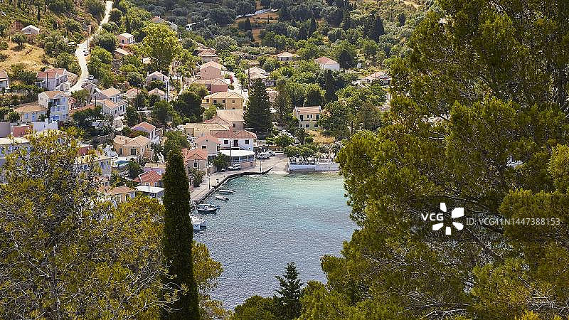 希腊凯法利尼亚岛阿索斯村庄的树木、船只和房屋景观图片素材