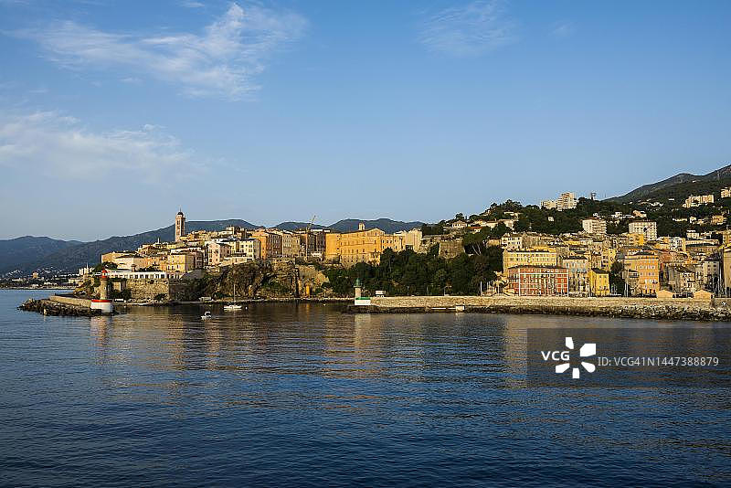 清晨的巴斯蒂亚港口城市景观，科西嘉岛，法国图片素材