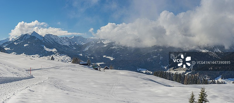 奥地利福拉尔贝格州阿尔高阿尔卑斯山克莱恩瓦尔瑟塔尔高空小径全景图片素材