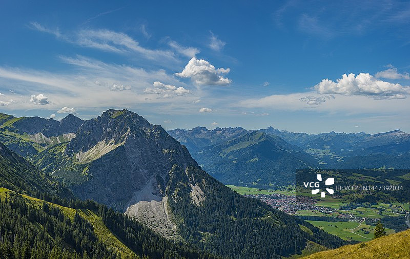 鲁比峰：位于德国巴伐利亚阿尔卑斯山脉图片素材