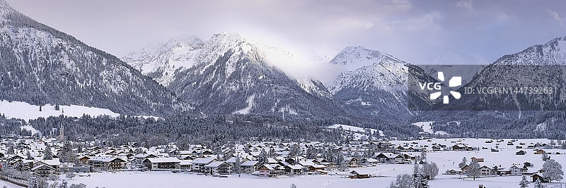德国巴伐利亚阿尔高阿尔卑斯山脉里芬科普夫后方的洛雷托维森图片素材