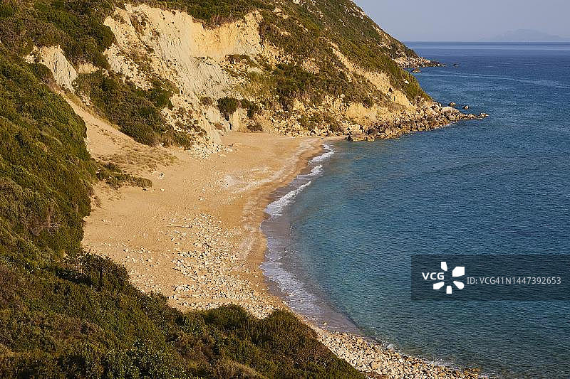 科罗尼海滩，孤独的海滩，靠近岛屿北部，悬崖，蔚蓝的晴空，凯法利尼亚岛，爱奥尼亚群岛，希腊图片素材