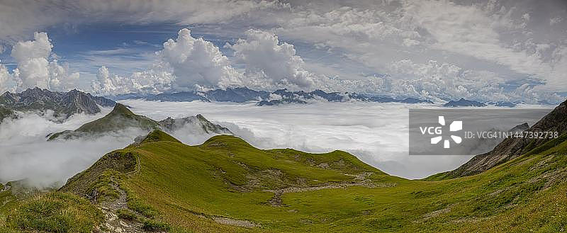 奥地利莱赫和祖尔斯阿尔贝格云层之上的戈尔内格拉特全景照片图片素材