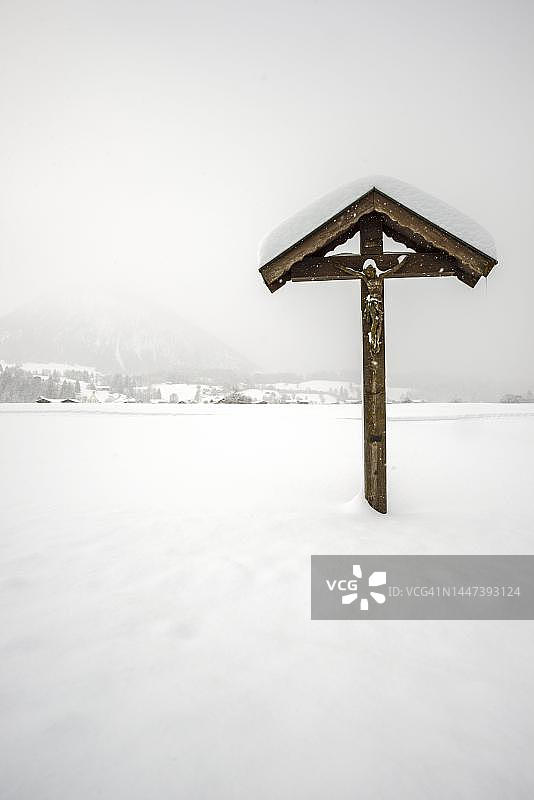 带有基督像的田野十字架，位于德国巴伐利亚阿尔高阿尔卑斯山脉图片素材