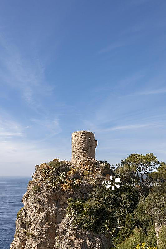 西班牙马略卡岛特拉蒙塔纳山脉Banyalbufar村附近的Verger历史瞭望塔图片素材