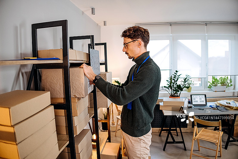 管理仓库的男人图片素材