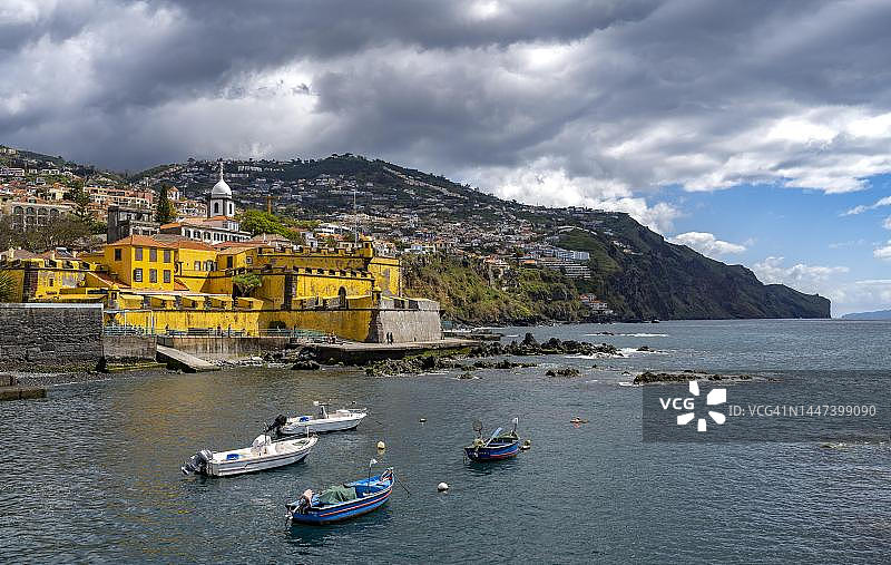 葡萄牙马德拉群岛丰沙尔圣地亚哥堡垒及海岸上的小船图片素材