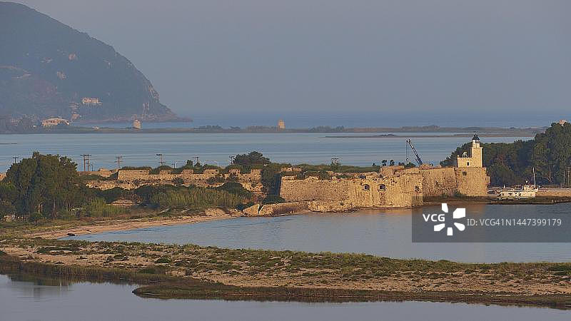 圣毛拉海上堡垒，沐浴在晨光下，位于希腊莱夫卡达岛图片素材