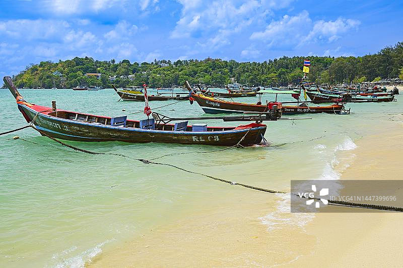 泰国普吉岛拉崴海滩的典型长尾船图片素材