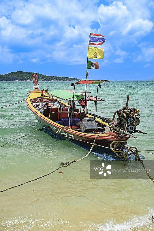 泰国普吉岛拉崴海滩的典型长尾船图片素材