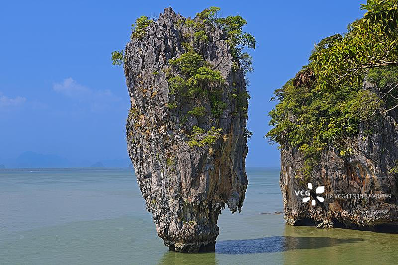 泰国考屏干岛（詹姆斯邦德岛）上引人注目的岩层图片素材