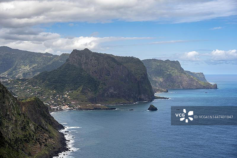 拉腊诺徒步道沿途的陡峭岩石海岸和大海景观，葡萄牙马德拉图片素材