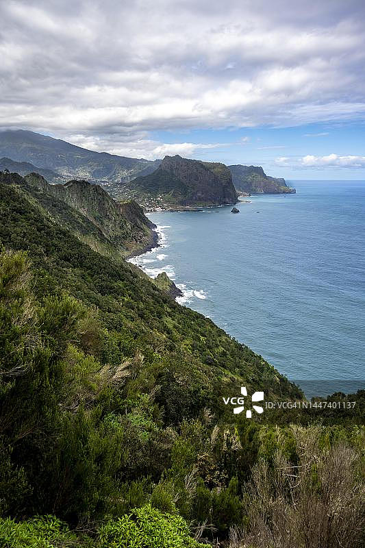 葡萄牙马德拉岛，拉拉诺徒步小径，陡峭的岩石海岸和大海景观图片素材