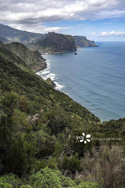 葡萄牙马德拉岛，拉拉诺徒步小径，陡峭的岩石海岸和大海景观图片素材