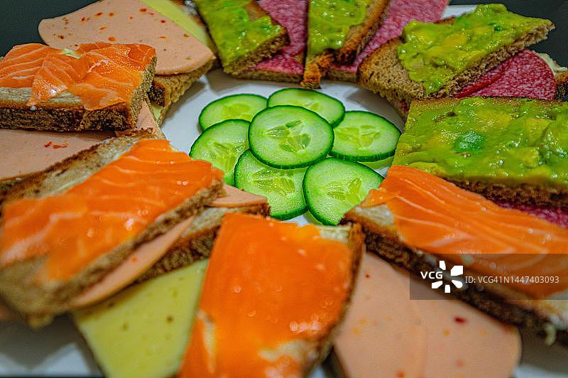 小餐盘，中间放着小吃和各种冷盘图片素材