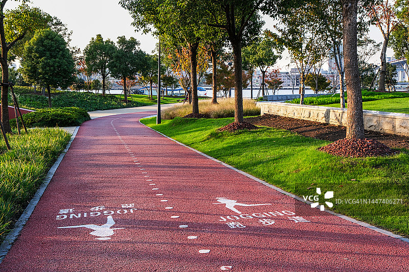 城市公园内的塑胶跑道图片素材