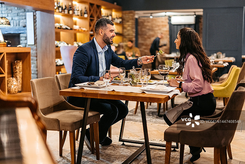 中年夫妇在餐厅享用浪漫晚餐图片素材