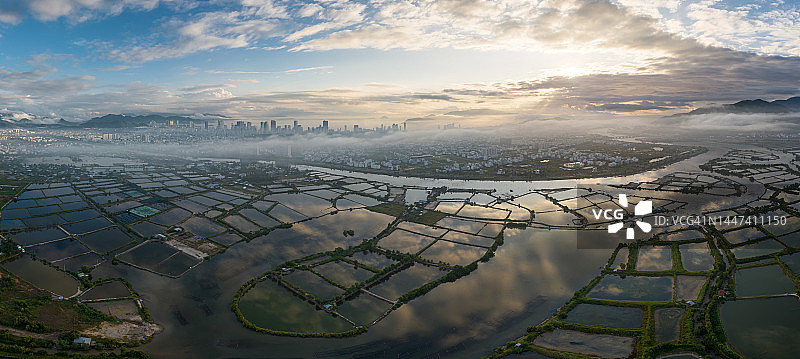 雾霭中的芽庄市图片素材