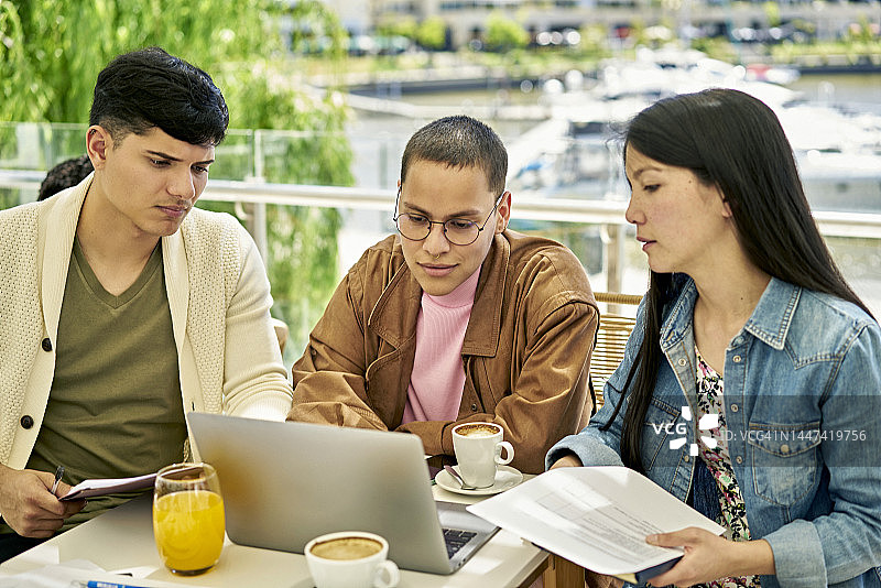 25岁左右的商业伙伴共进早餐图片素材
