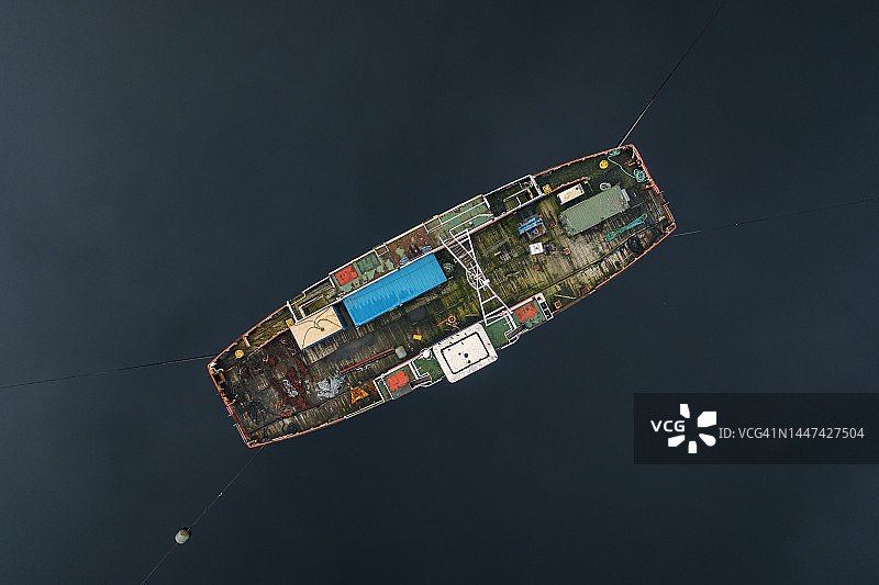 从无人机上俯瞰漂浮在水中的船的抽象视图图片素材