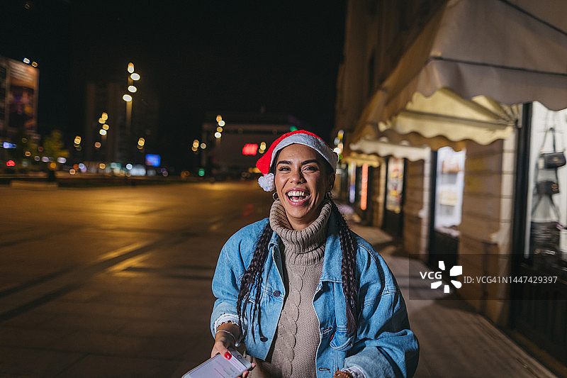 年轻女人在线购物图片素材