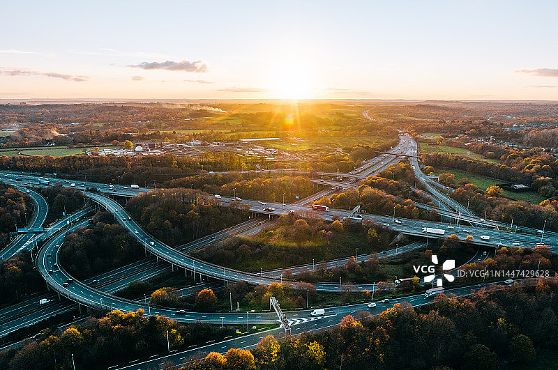 日落时分的多车道公路枢纽航拍图图片素材